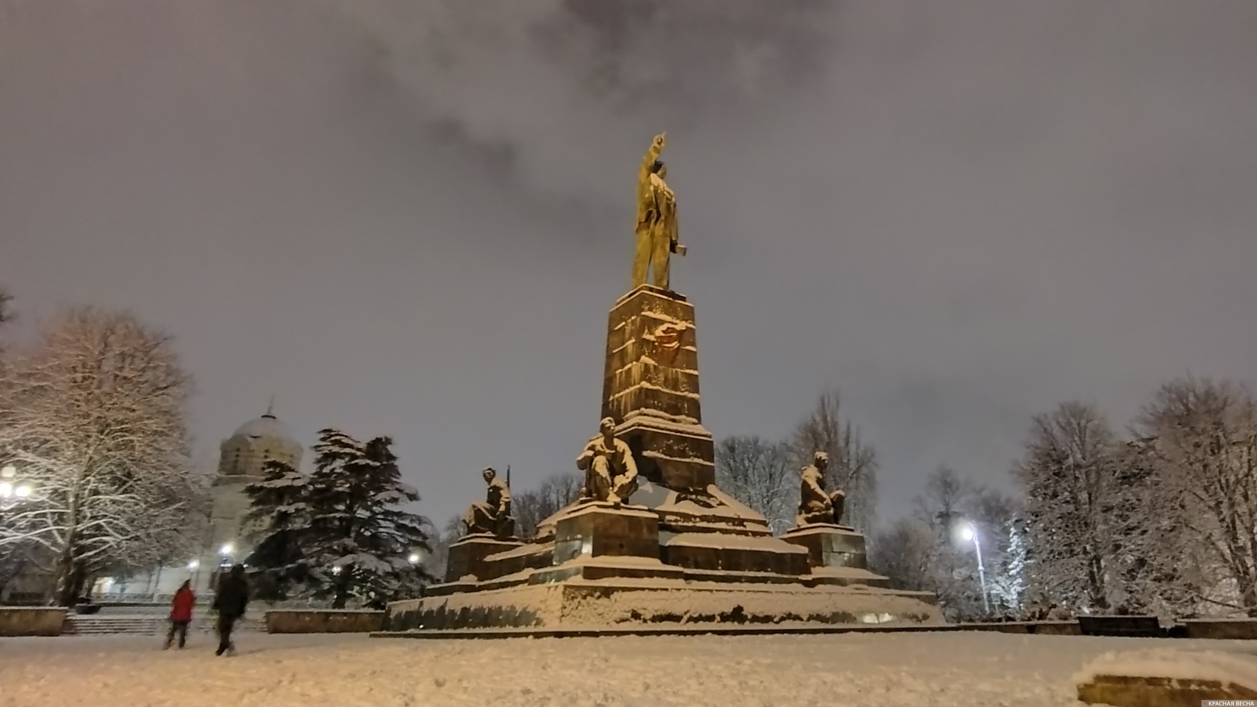 Памятник Ленину в снегу. Севастополь 
