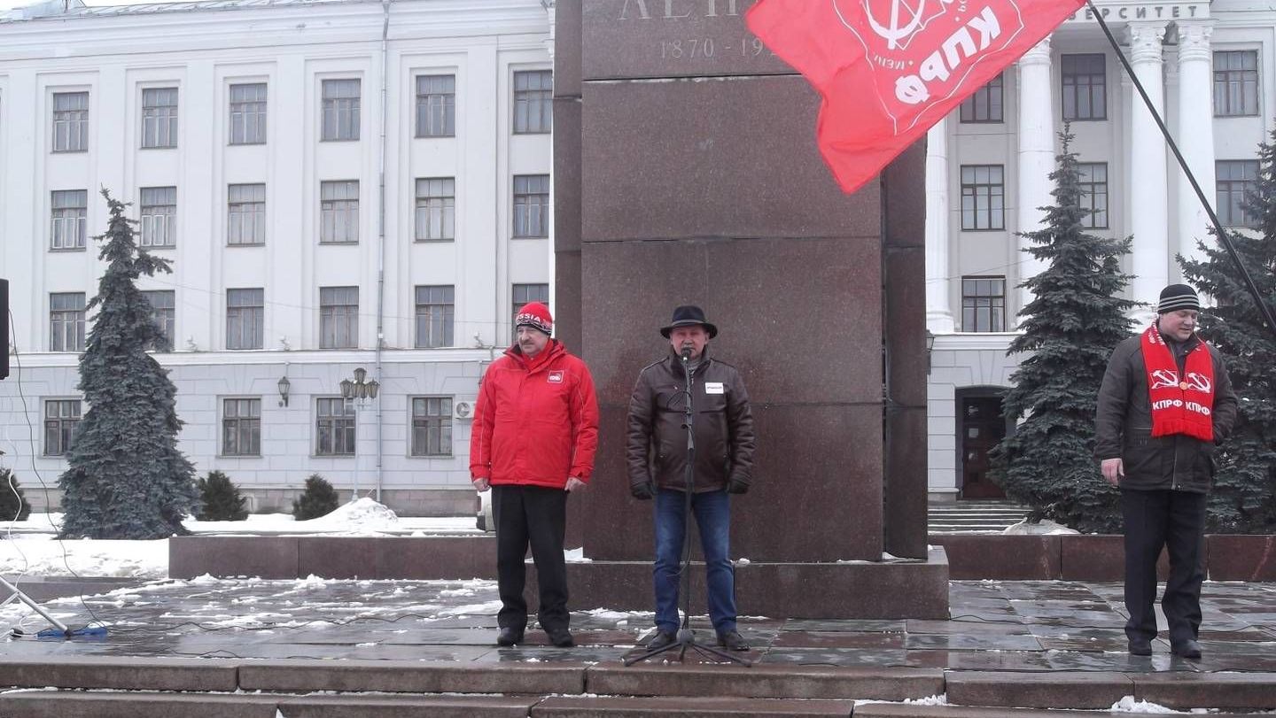 Выступает Сергей Костец. Слева - Петр Алексеенко. Справа - Дмитрий Михайлов