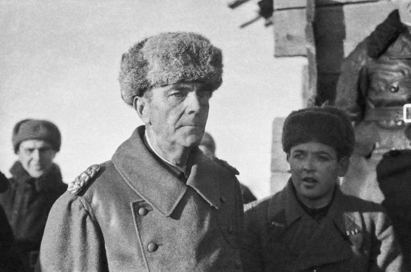 Пленный генерал-фельдмаршал Паулюс с советскими офицерами под Сталинградом. 1943