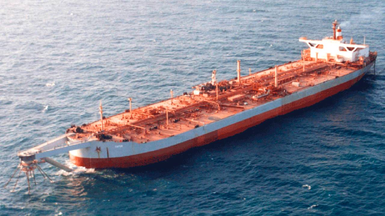 Нефтяной танкер FSO Safer, угрожающий катастрофой разлива нефти в Красном море