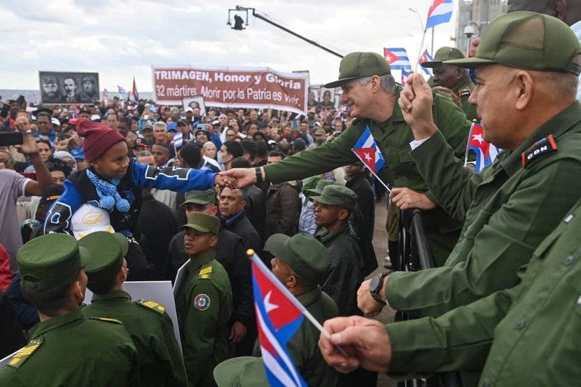 Более полумиллиона жителей Гаваны пришли проститься с 32 военнослужащими, погибшими, защищая президента Венесуэлы Николаса Мадуро