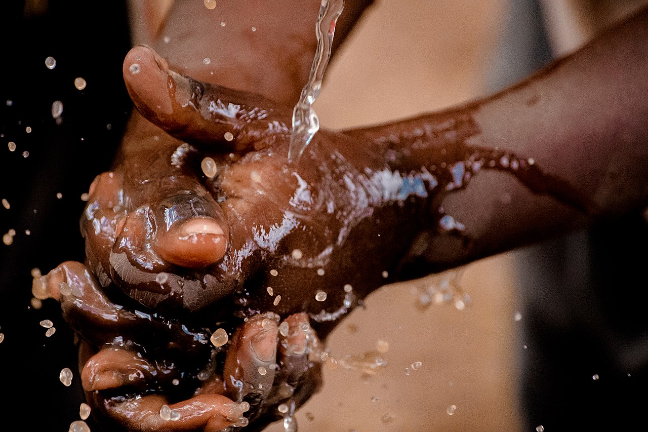 Рука руку моет