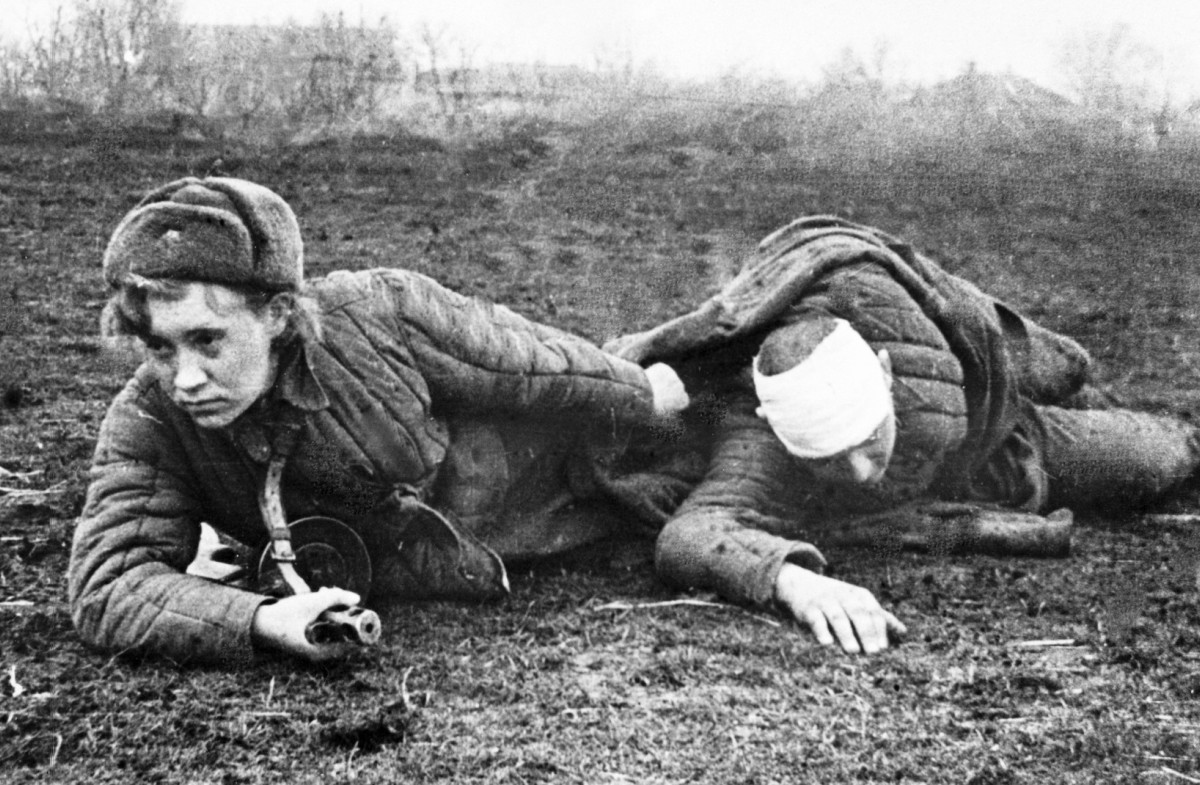 Санинструктор Валя Грибкова спасает раненого. 1941-1945