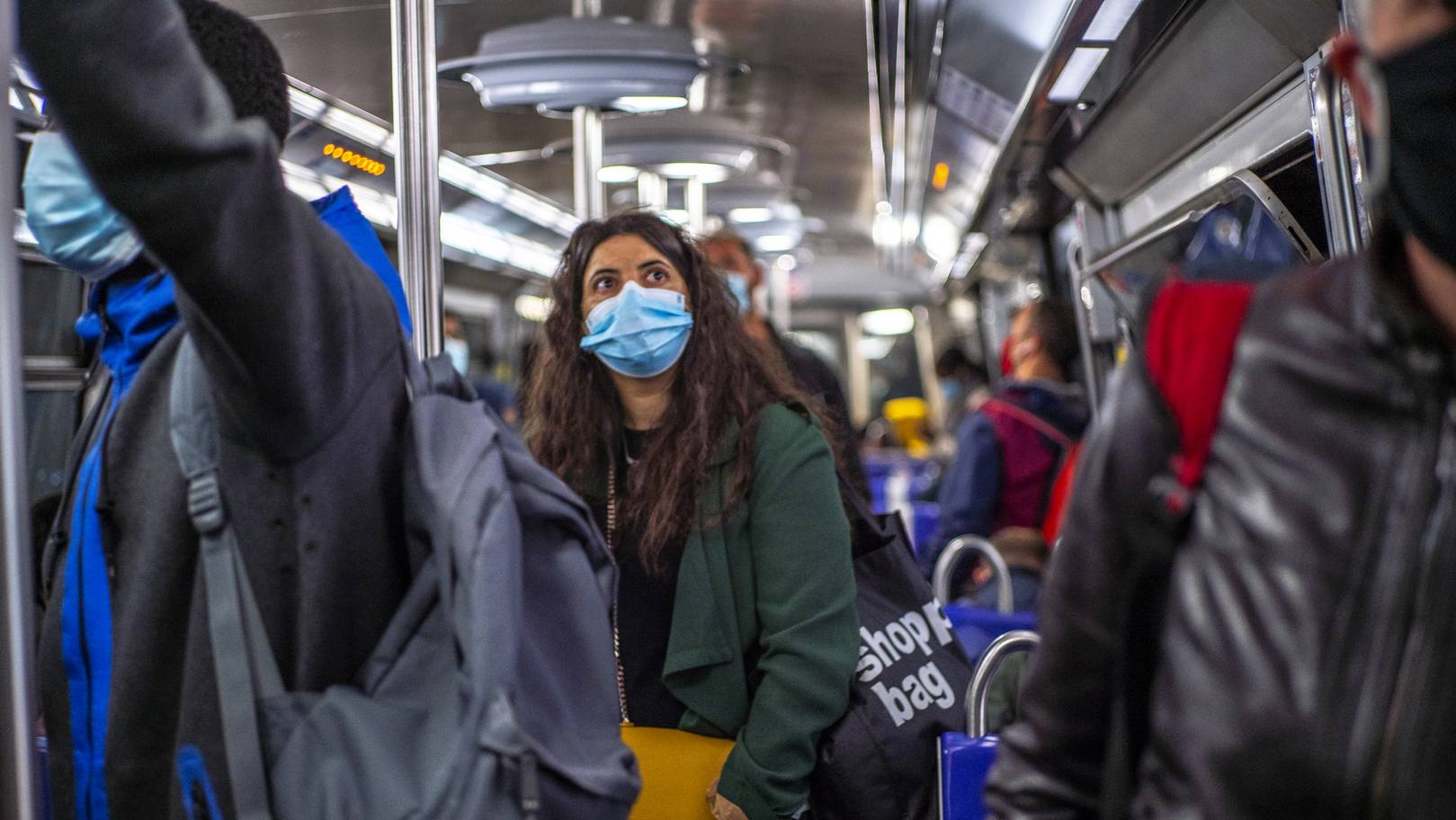 Люди в метро в масках. Франция
