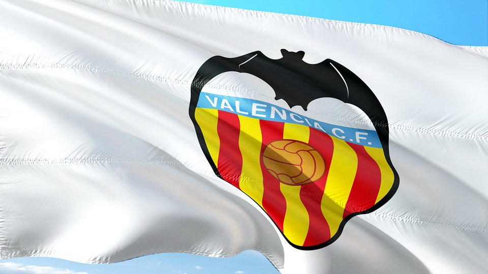 Флаг с логотипом футбольного клуба «Валенсия»