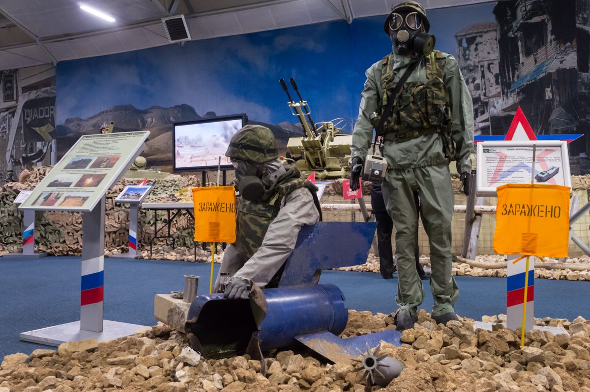 Бойцы РХБ-разведки берут пробы отравляющего вещества из выпущенного боеприпаса
