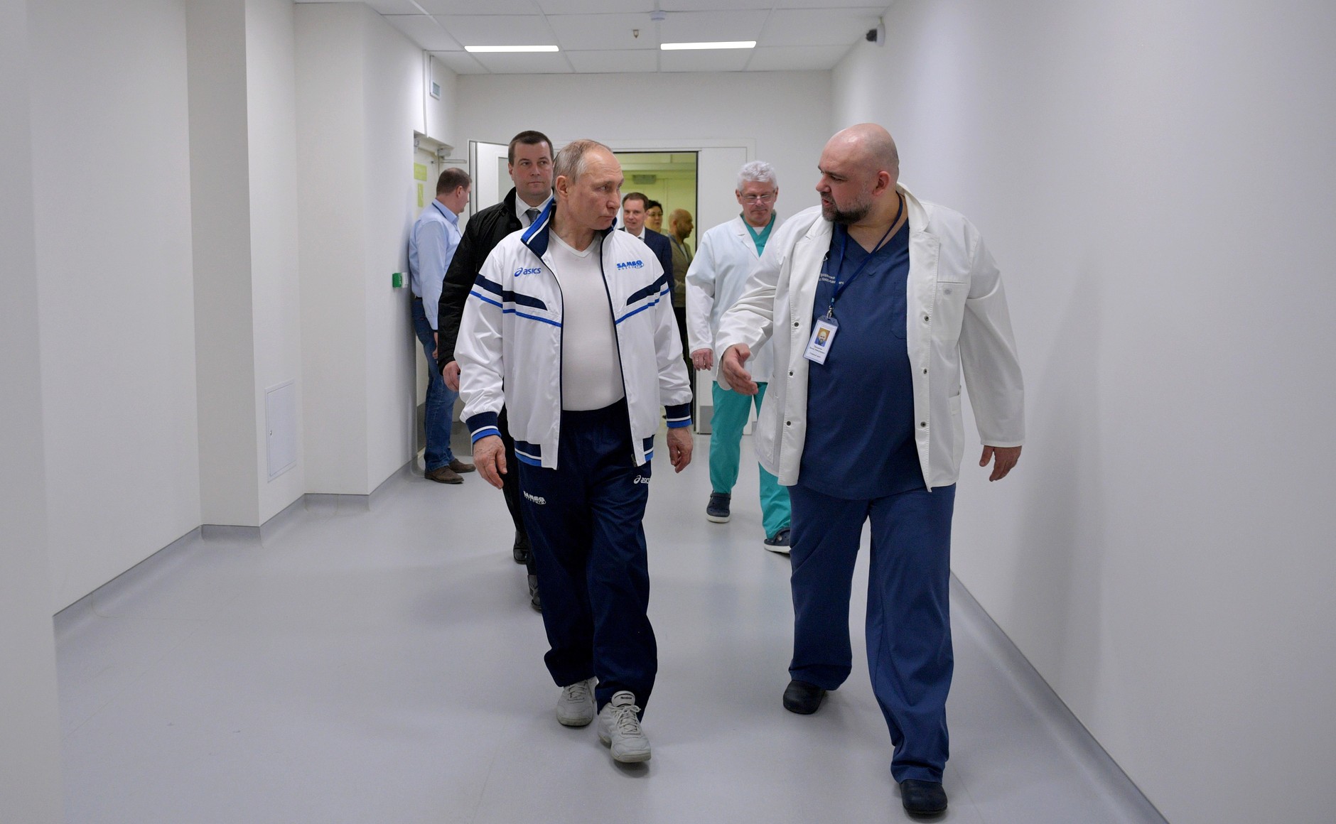 Владимир Путин во время осмотра больницы в поселке Коммунарка
