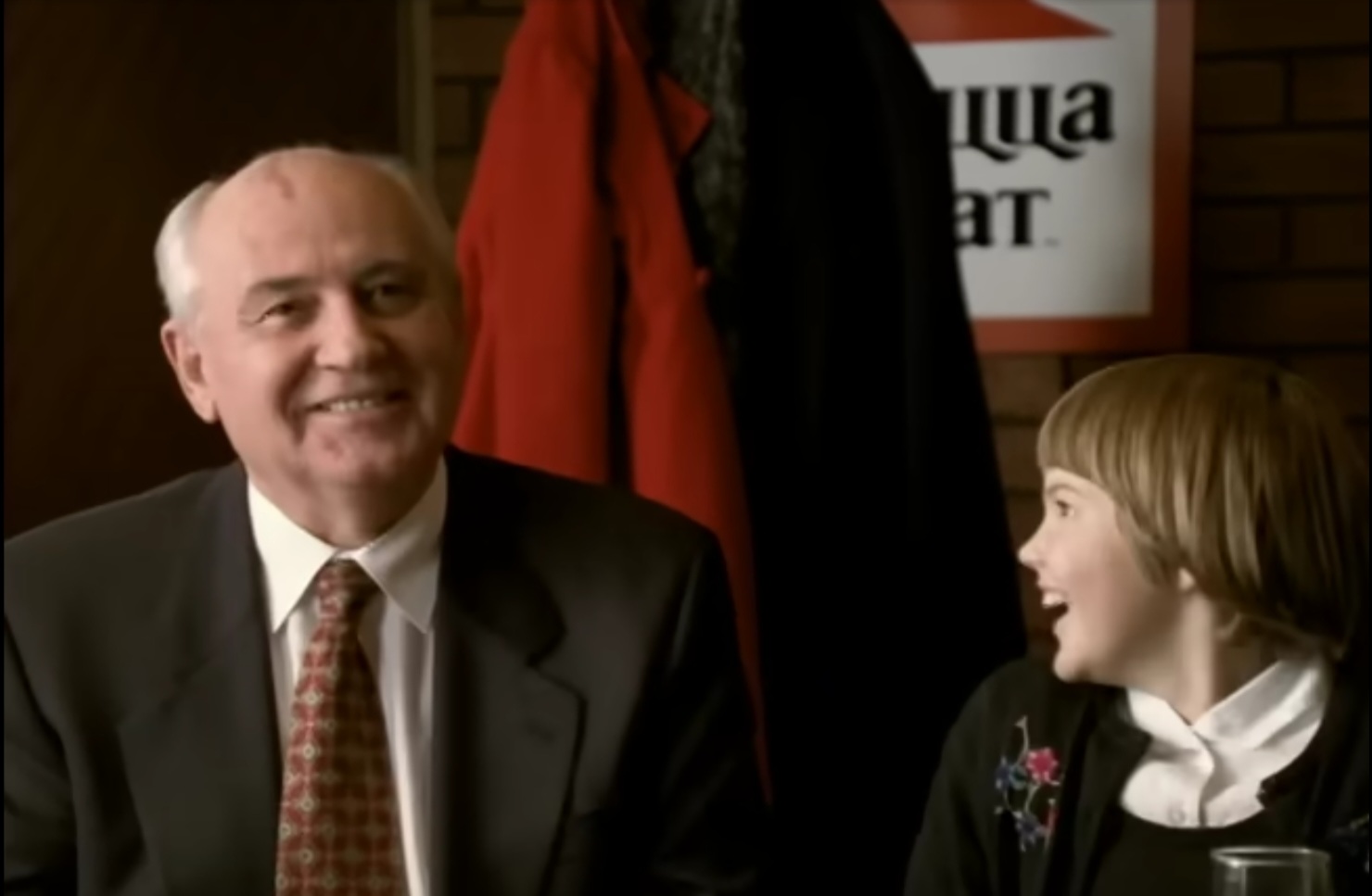 Михаил Горбачёв в рекламном ролике американской сети пиццерий «Pizza Hut»