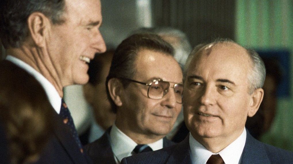 Президент США Джордж Буш беседует с Генеральным секретарем ЦК КПСС Михаилом Горбачевым. Мальта. 1988