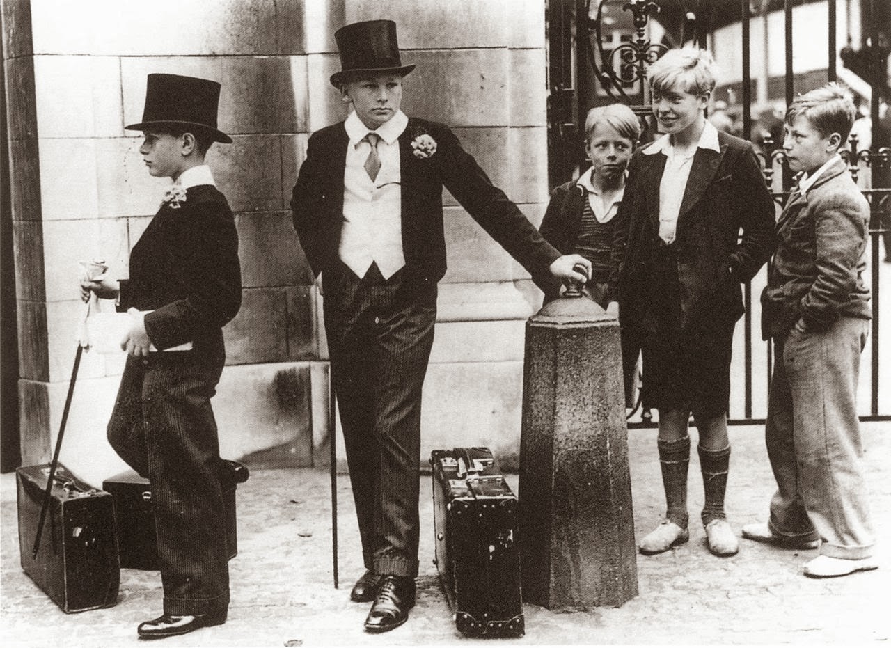 «Toffs and Toughs» (Сливки общества и хулиганы) — фото, иллюстрирующее неравенство классов в Великобритании, 1937