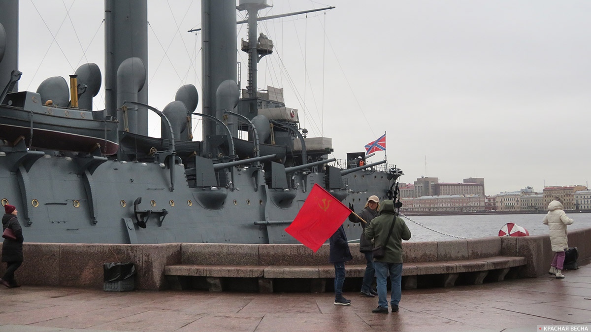 Красный флаг у крейсера «Аврора» в Санкт-Петербурге. 07.11.2022