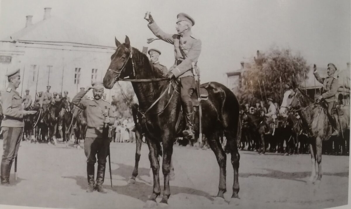 Петр Краснов во время парада. 1918