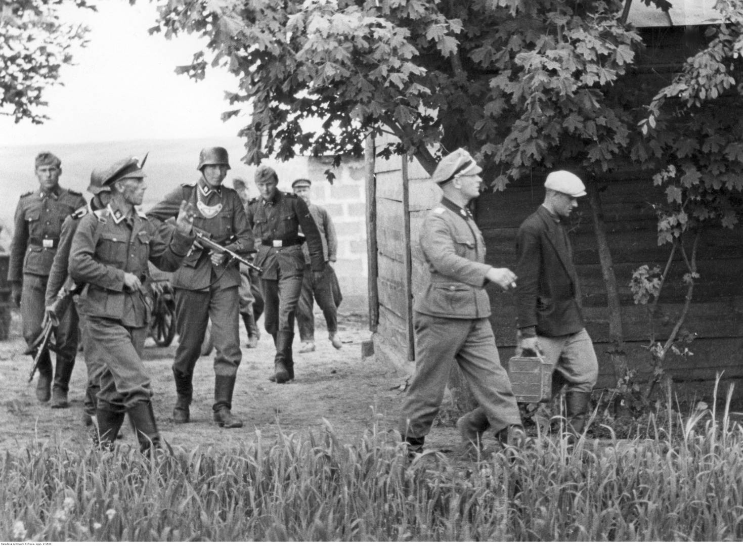 Вермахт. Немецкая полевая жандармерия проводит обыск. Польша 1941 год