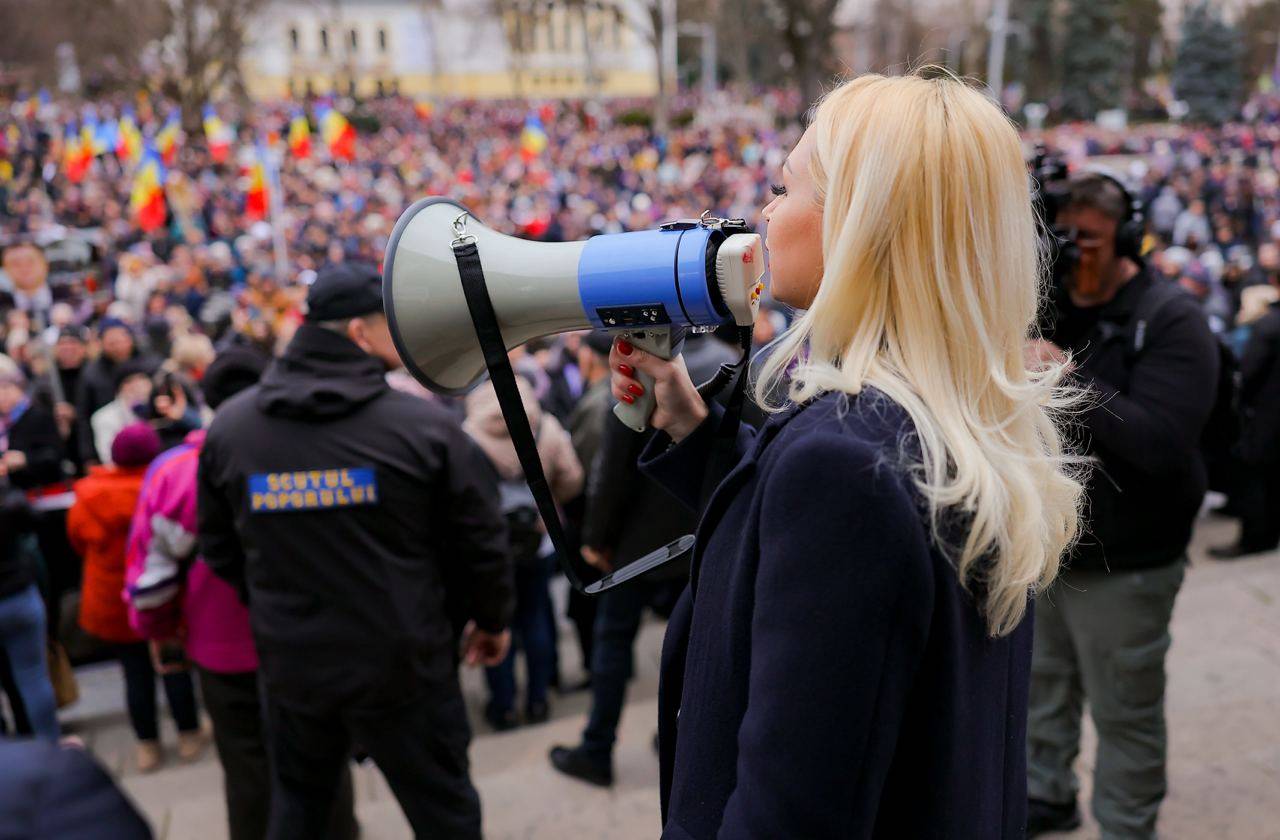 Зампред партии «Шор» Марина Таубер выступает перед протестующими в Кишиневе