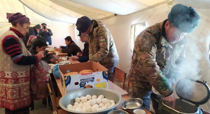 Раздача горячего питания в военно-полевых кухнях в Узбекистане
