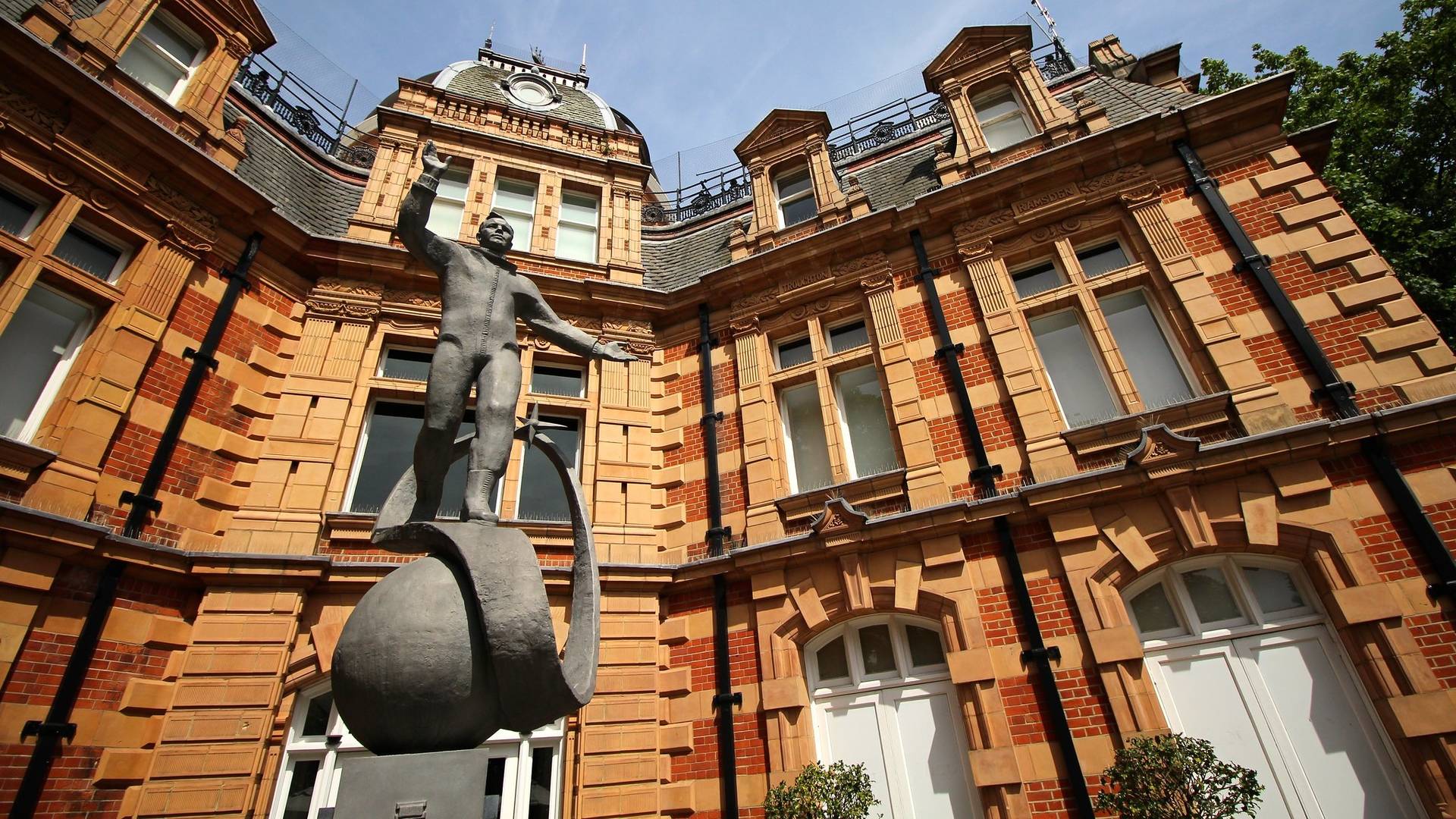 Статуя Юрия Гагарина в Гринвичской королевской обсерватории в Лондоне
