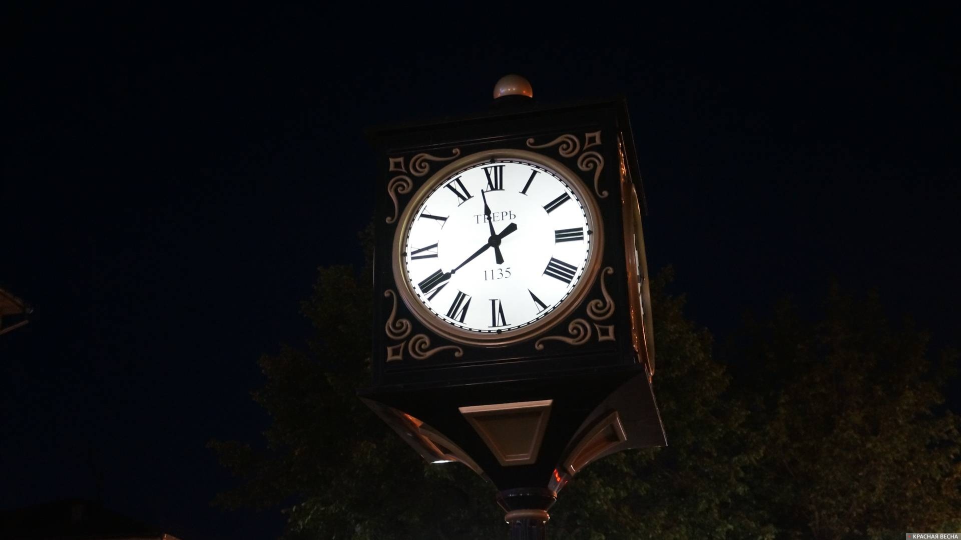 Часы (архивная фотография)