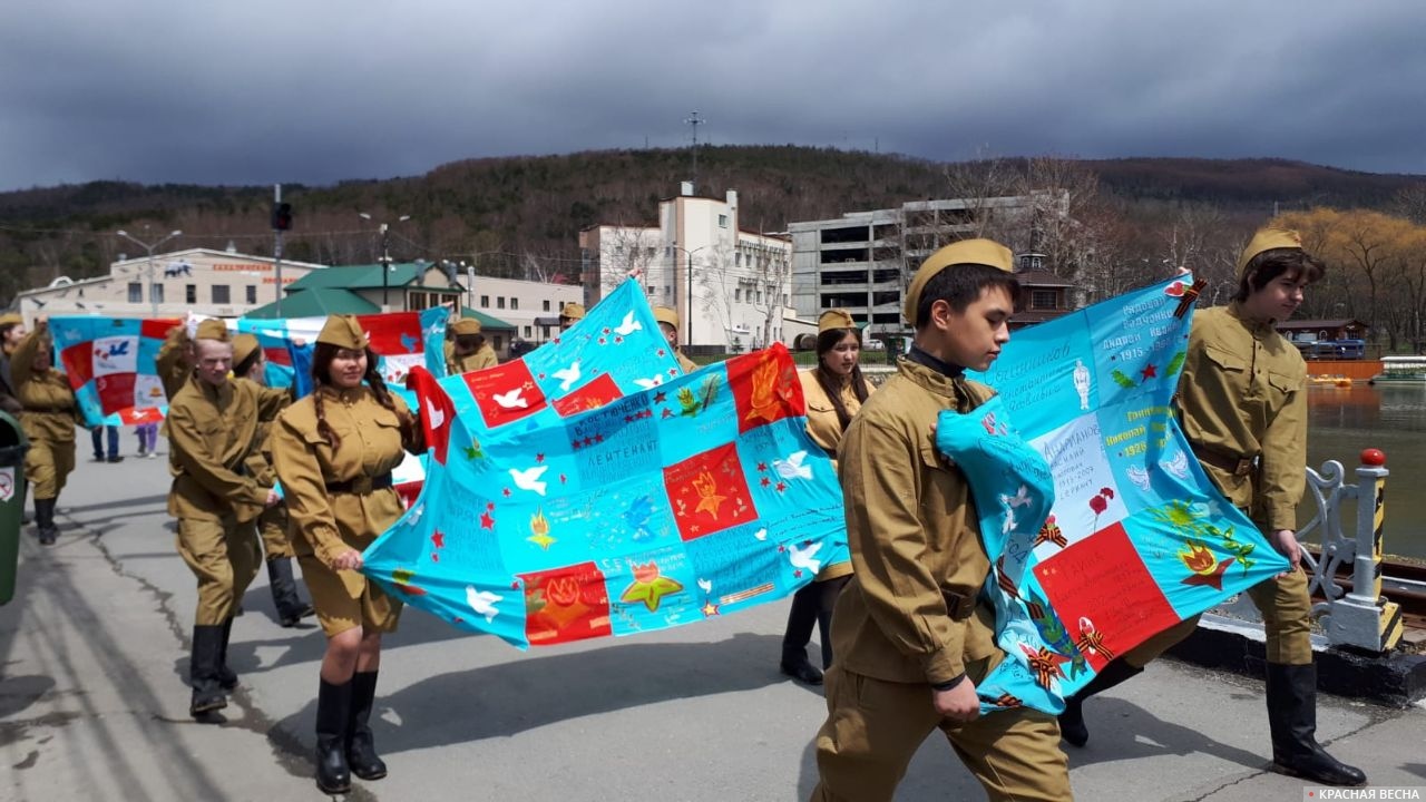 Южно-Сахалинск. Дети со знаменами, сшитыми из детских рисунков о Войне