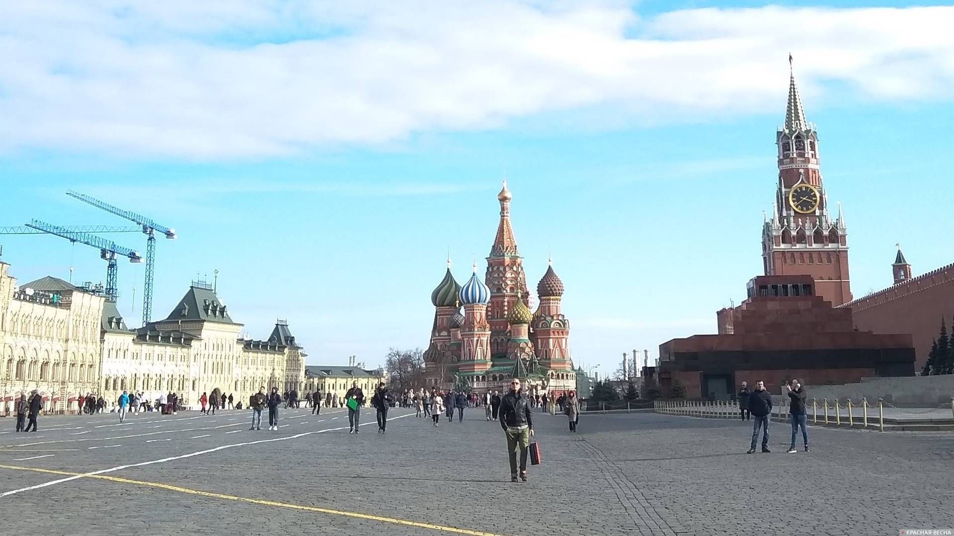 Москва. На Красной площади еще есть, кому погулять