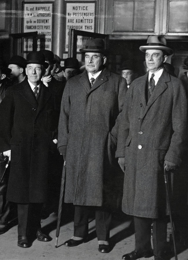 Слева направо: Томас Уильям Ламонт, Джон Пирпонт Морган и Оуэн Юнг