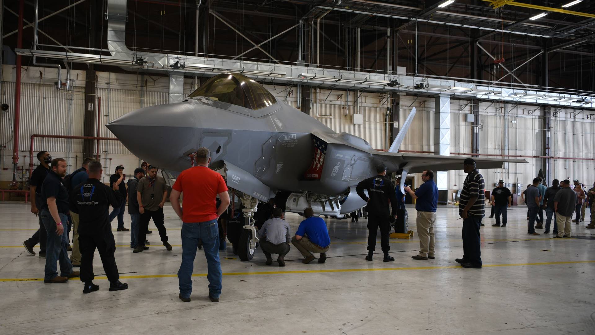 Американский истребитель F-35 в ожидании ремонта двигателей