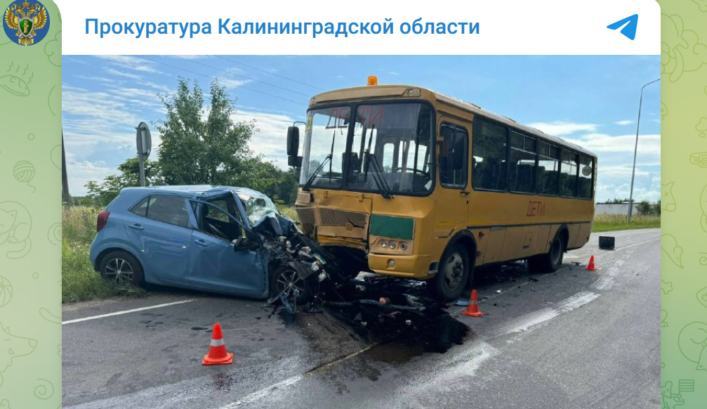 Под Зеленоградском автомобиль столкнулся с автобусом, перевозившим несовершеннолетних