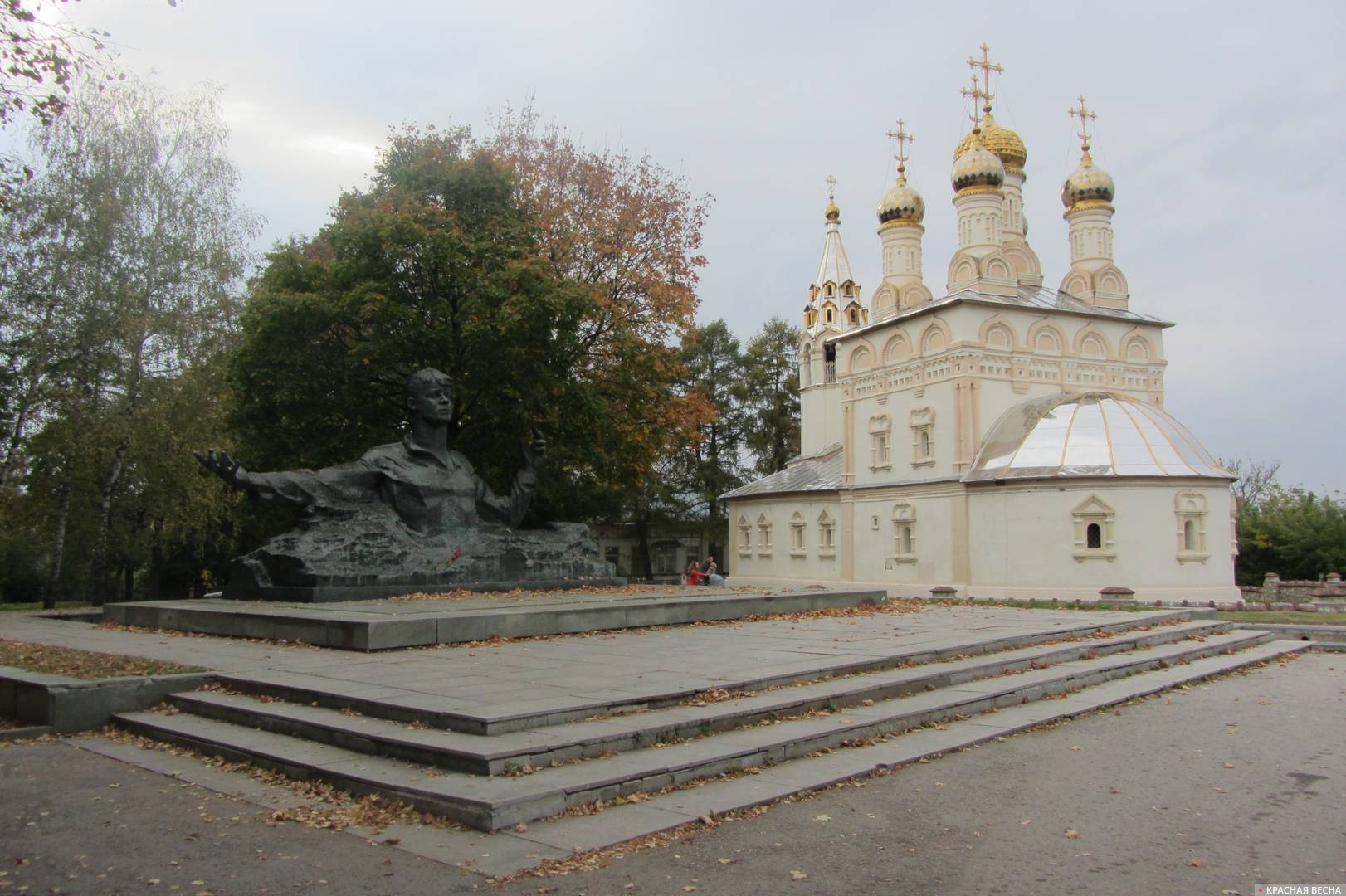 Памятник Сергею Есенину и Спасо-Преображенский храм в Рязани.