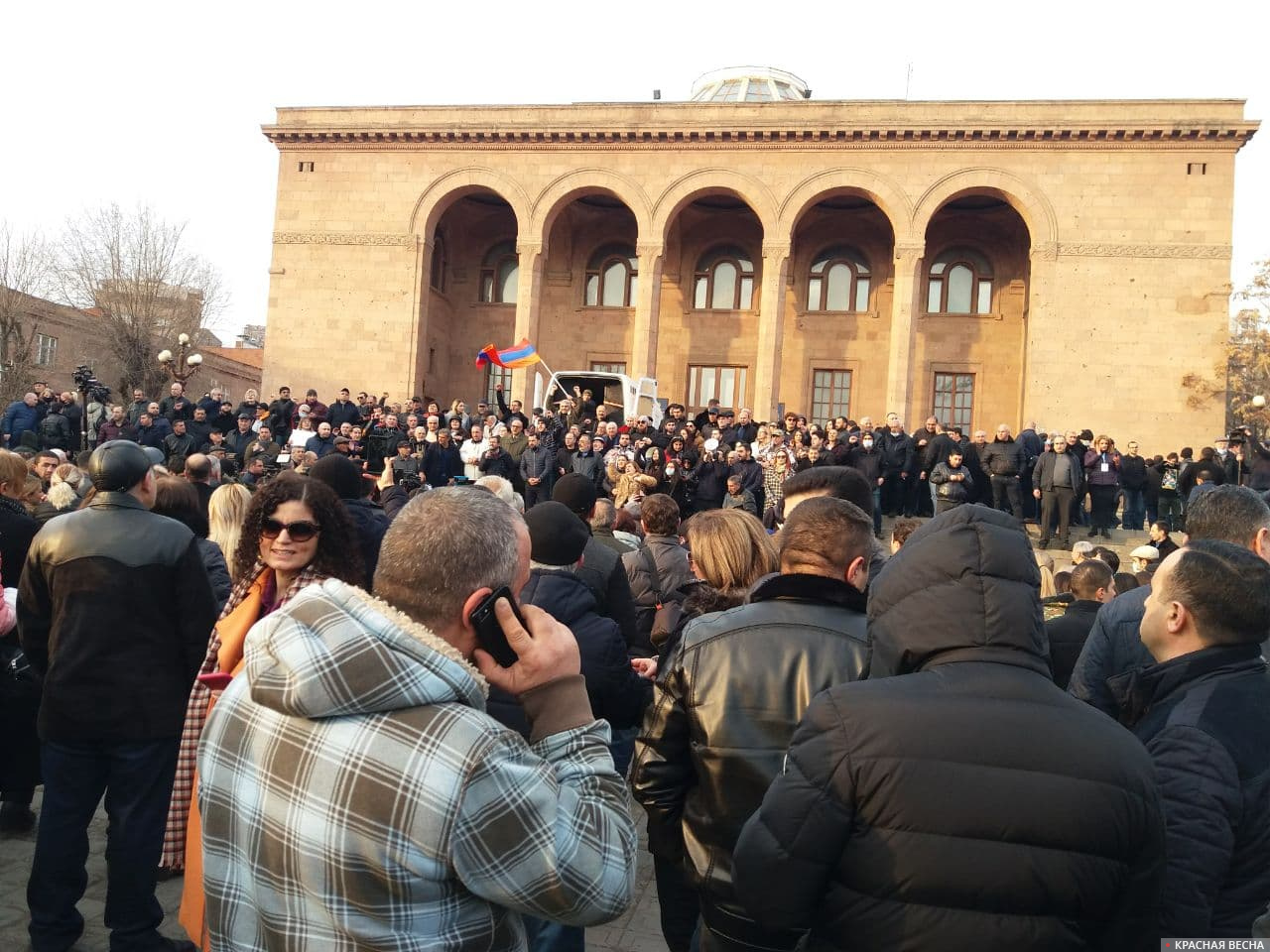 Сцена перед зданием парламента в Ереване. 25.02.2021.