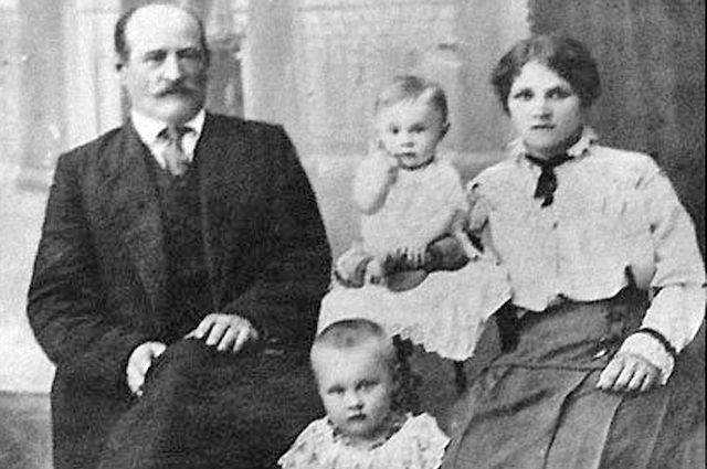 Никифор Бегичев с женой и детьми. 1916 год