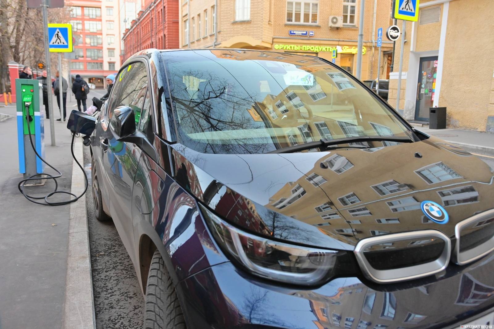 Электромобиль БМВ «BMW». Зарядка автомобиля