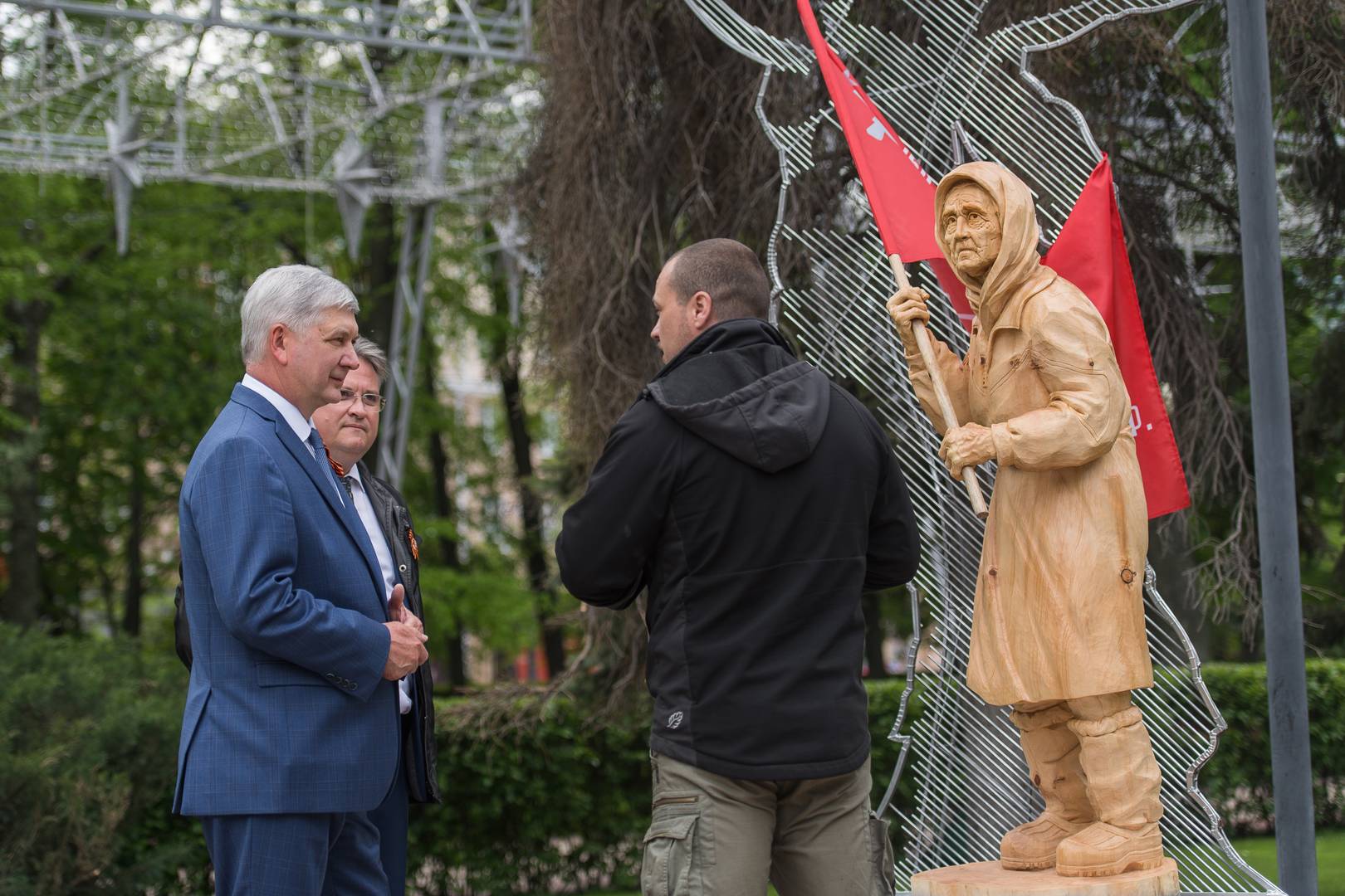 В Воронеже презентовали деревянную скульптуру бабушки с красным флагом «Будем жить»