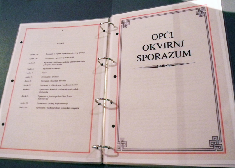 Экземпляр Дейтонского мирного соглашения о мире в Боснии и Герцеговине от 1995 года