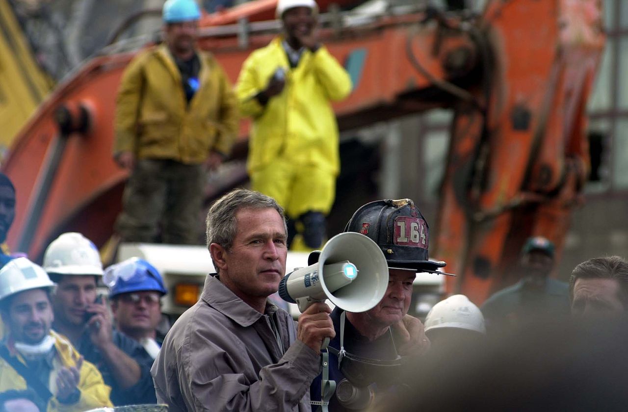Президент США Джордж Буш обращается к спасателям на площадке Всемирного торгового центра
