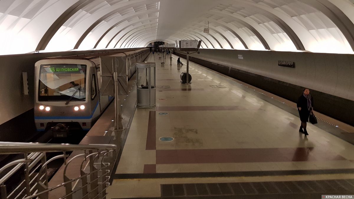 Москва. Станция метро «Митино». Начало часа пик в условиях самоизоляции. 8 апреля 2020 года