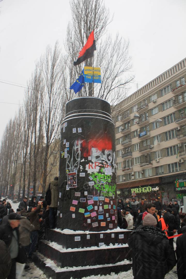Постамент памятника Ленину в Киеве после сноса. 9 декабря 2013