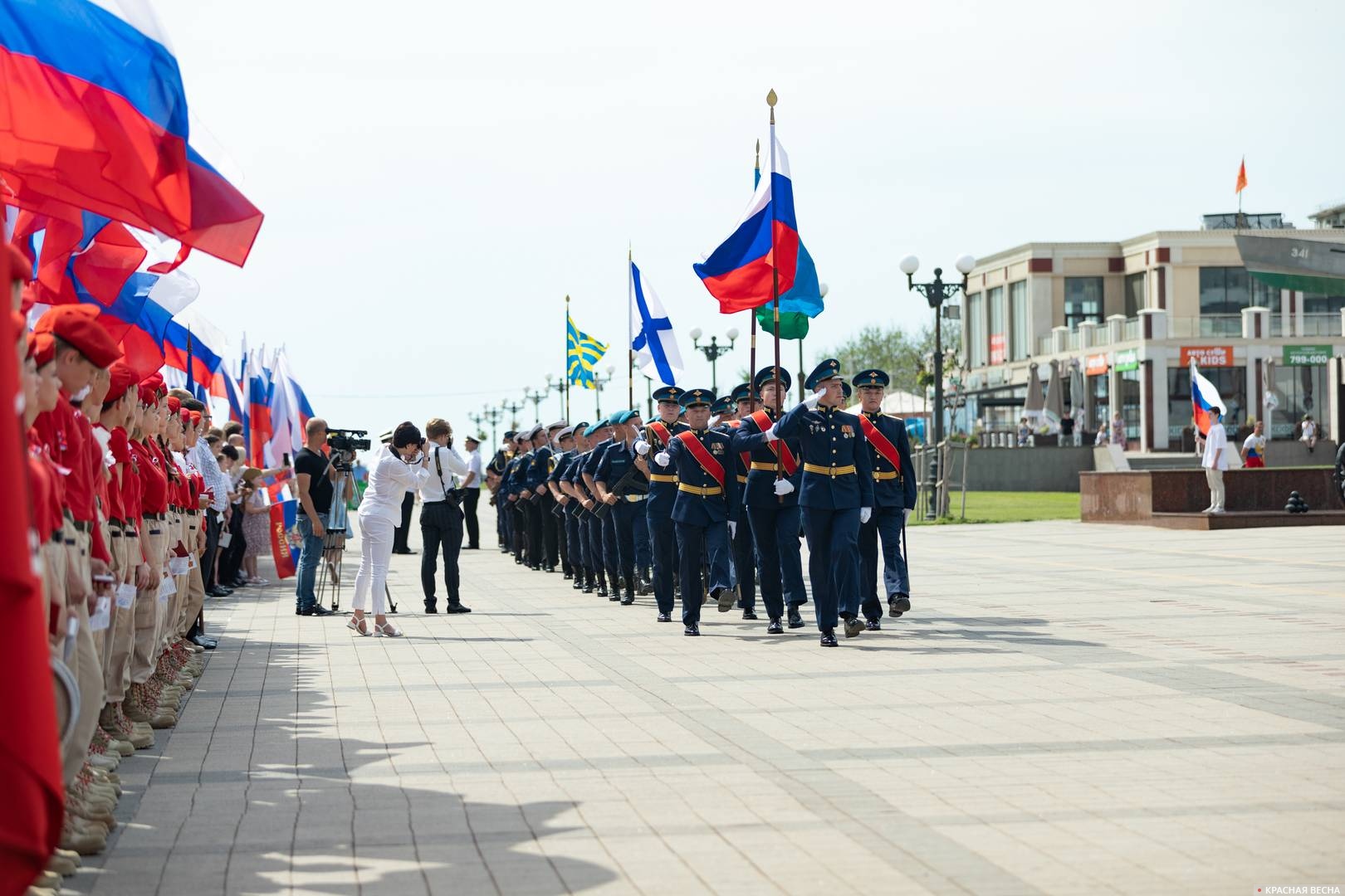 Торжественный марш на Форумной площади в честь Дня России