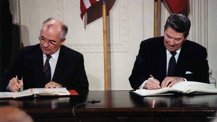 Михаил Горбачев и Рональд Рейган подписали Договор о РСМД в Белом доме, 1987 год