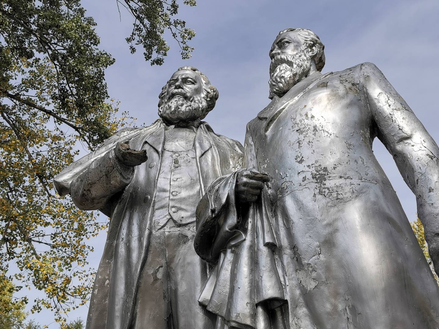 Памятник Карлу Марксу и Фридриху Энгельсу