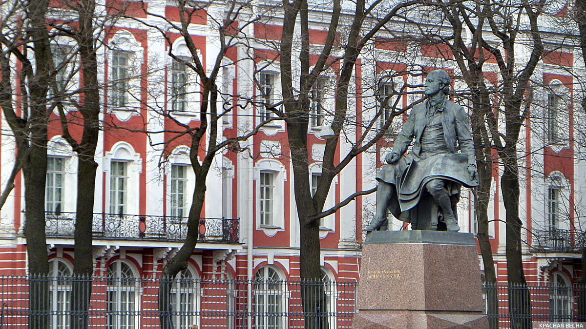 Памятник М. В. Ломоносову перед СПбГУ