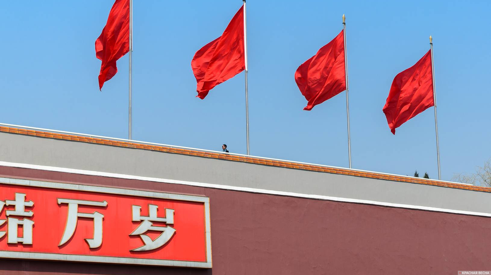 Красные флаги на Вратах Небесного Спокойствия (Тяньаньмэнь), Пекин, Китай