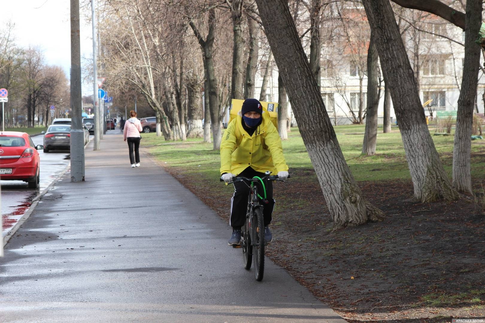 Москва. Курьер на велосипеде