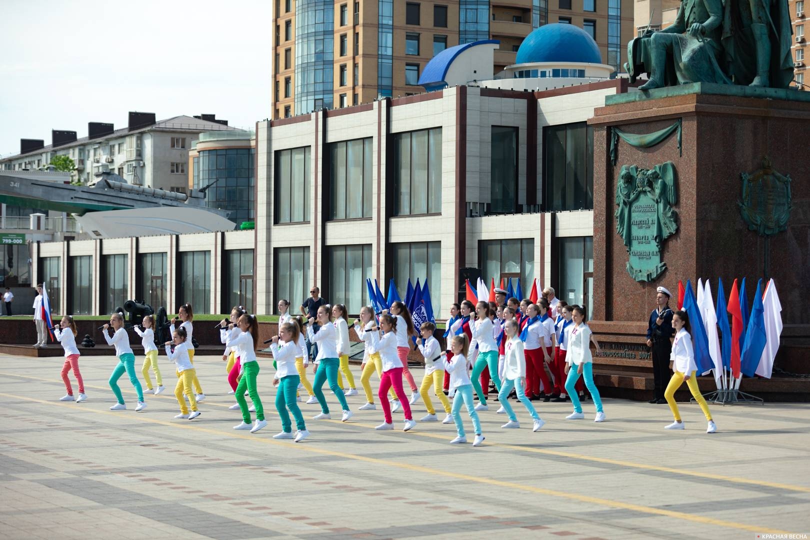 Выступление детско-юношеских танцевальных коллективов на церемонии в честь Дня России