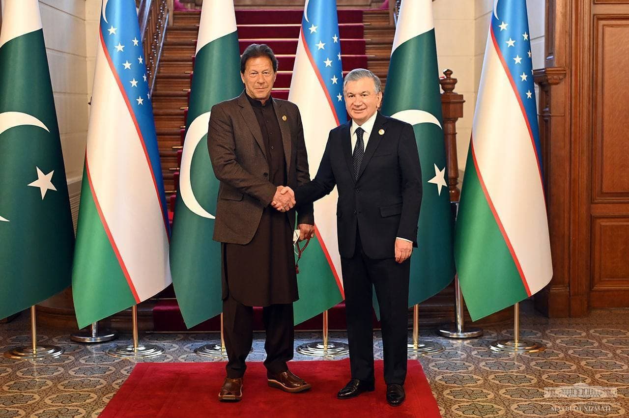 Президент Узбекистана Шавкат Мирзиёев и глава правительства Пакистана Имран Хан