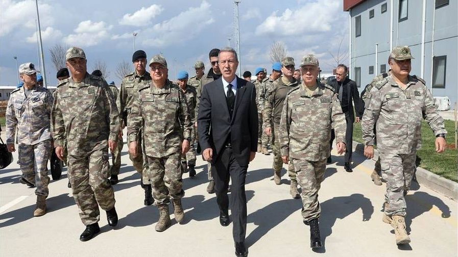 Глава турецкого оборонного ведомства Хулуси Акар инспектирует приграничную зону