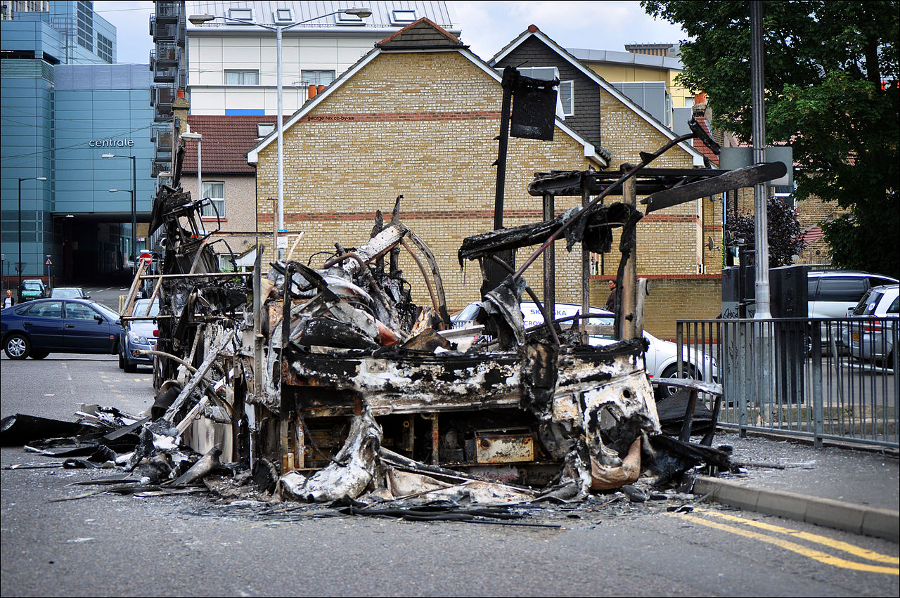 Сгоревший автобус на улицах Лондона  