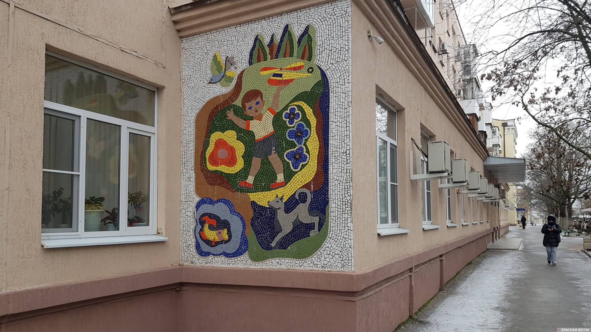 Мозаика с мальчиком на стене детской поликлиники на пер. им. Антона Глушко