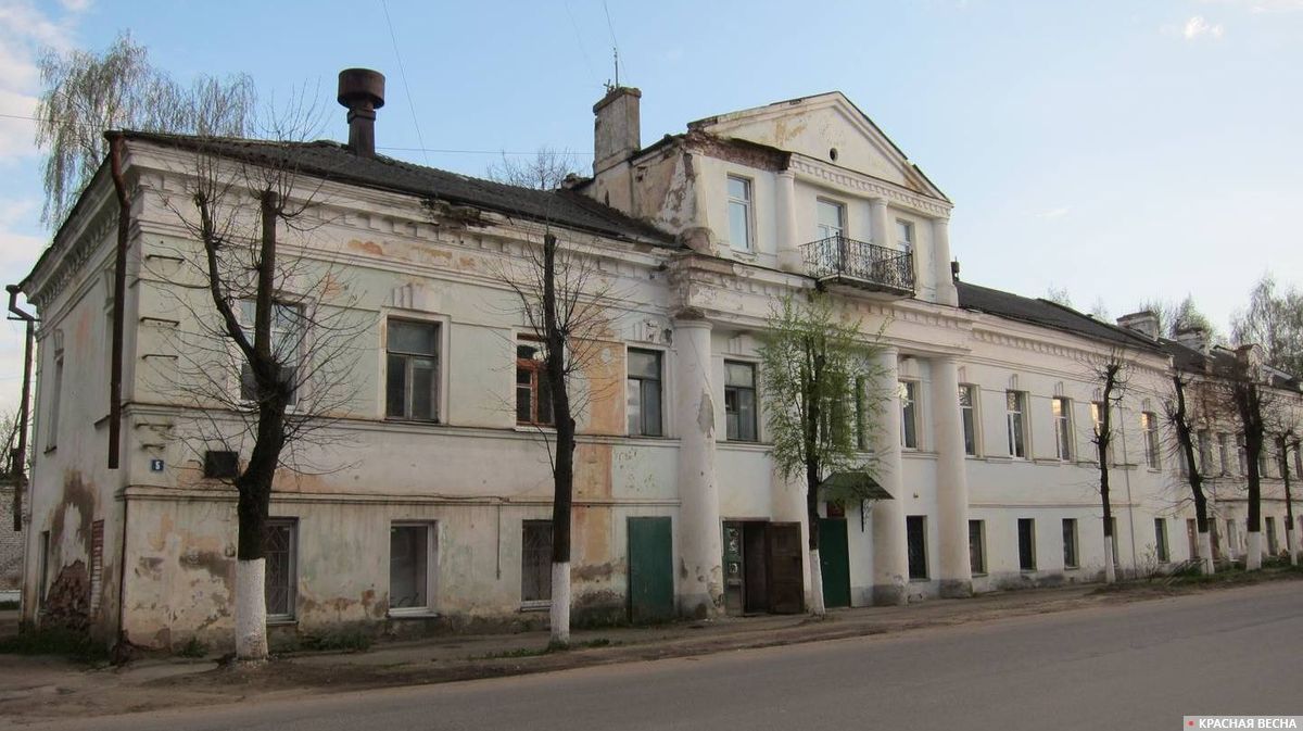 Дом послужил Ф.М.Достоевскому прообразом дома, в котором жила героиня романа Катерина Ивановна Верховцева. Старая Русса. 