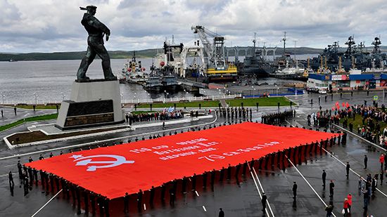 Самая большая копия Знамени Победы передана главной базе Северного флота