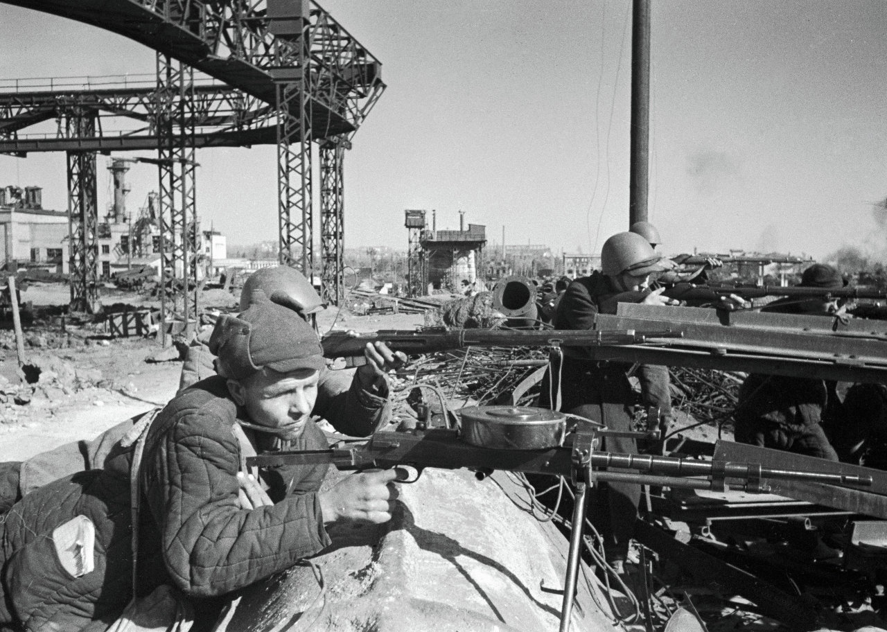 Рабочие Сталинградского тракторного на защите своего завода. 1942
