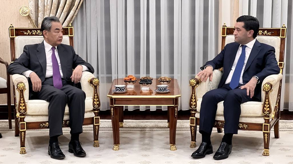 Министр иностранных дел Китая Ван И и и. о. главы МИД Узбекистана Бахтиер Саидов